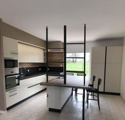 Etagère avec poteau passe-câble sur îlot central de cuisine