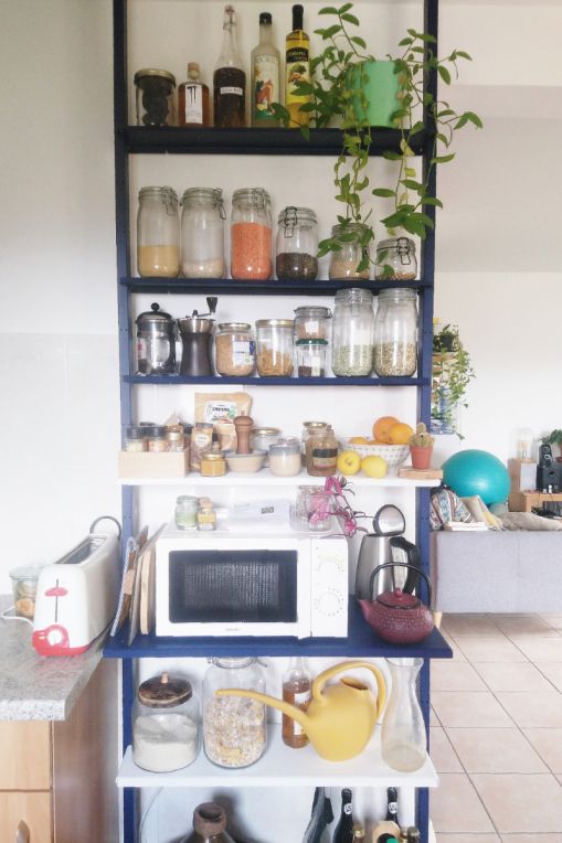 Etagère de cuisine bicolore bleu et blanc pour poser le micro-onde